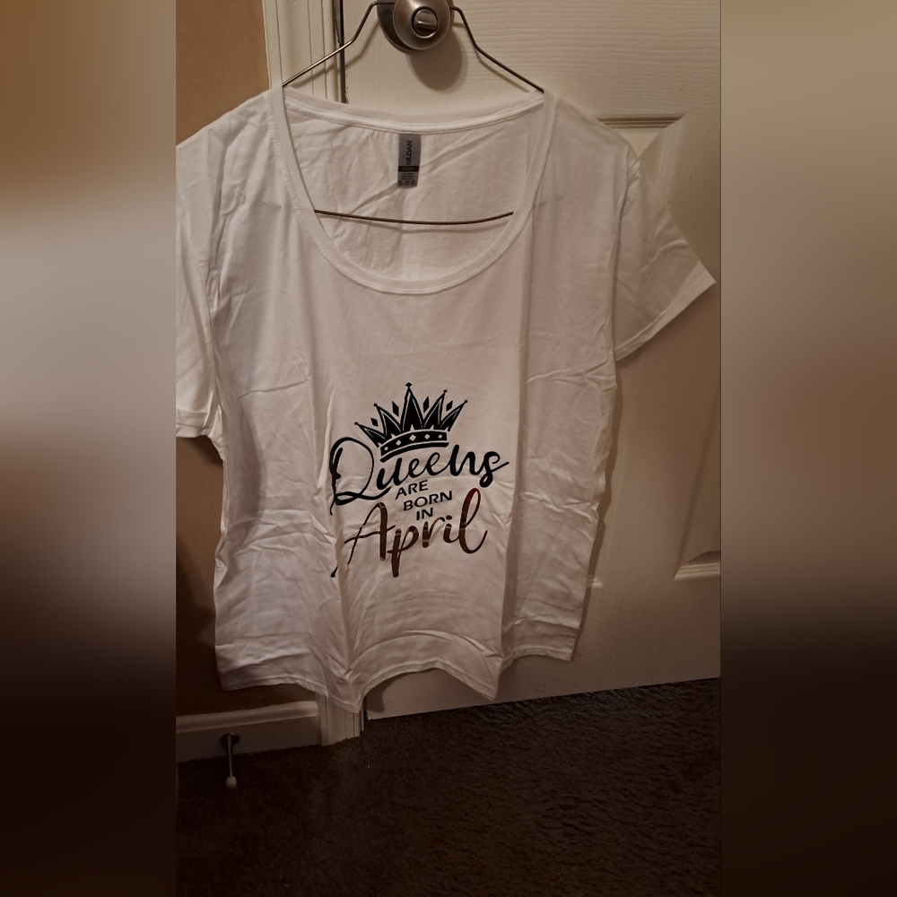 Queens are born in April t-shirt NWOT